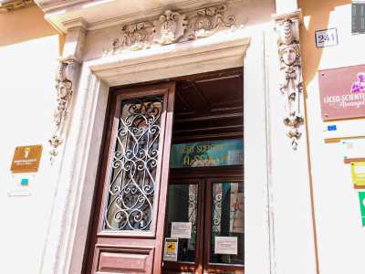 Nato nel 1924, lo Scacchi ebbe sede inizialmente in uno stabile dell�extramurale Capruzzi. Trov� infine la sua sede definitiva nel 1932 all�interno del Palazzo Chartroux di corso Cavour 241...